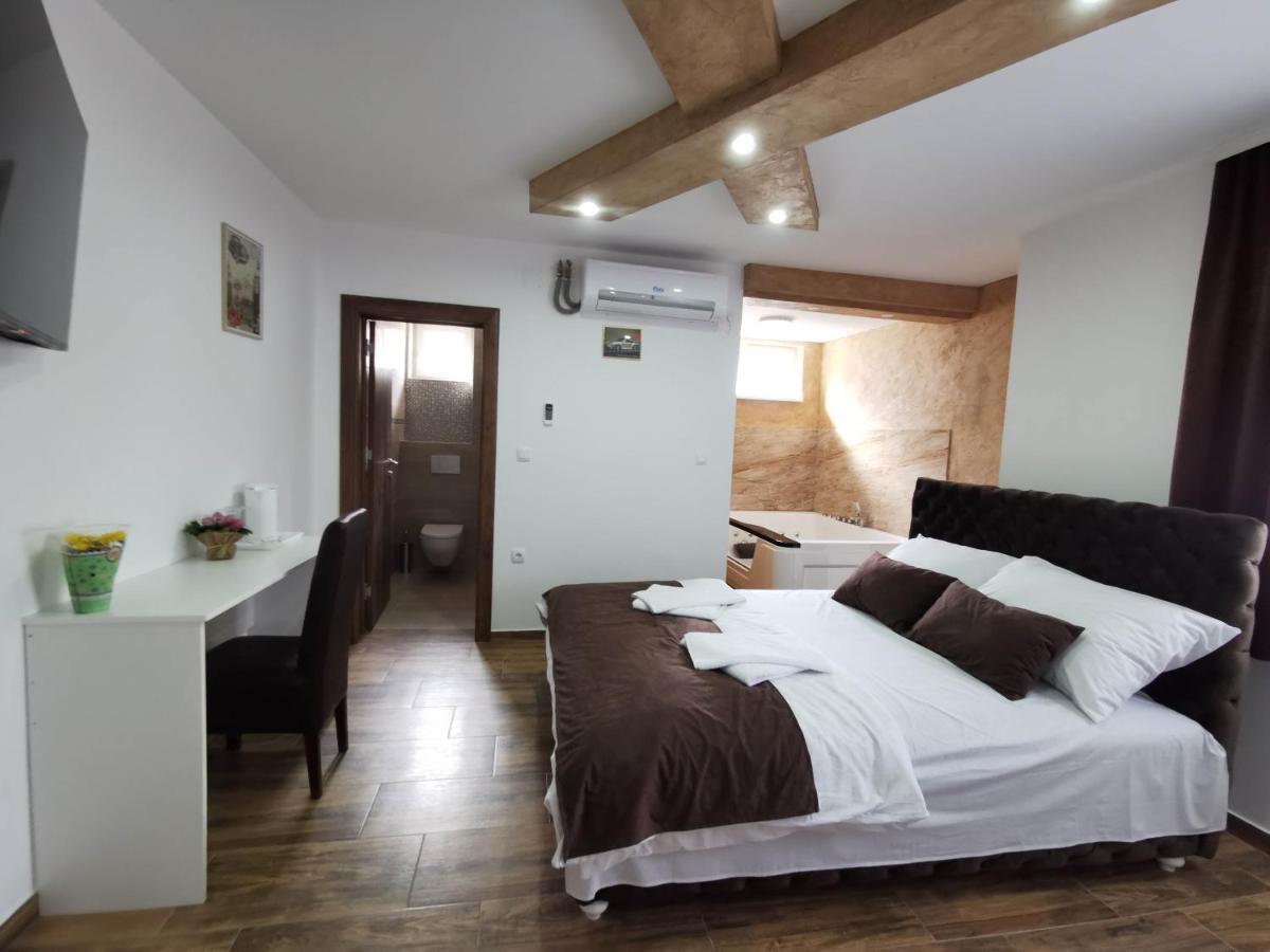 Pecinci Sobe I Apartmani Casa Mia מראה חיצוני תמונה