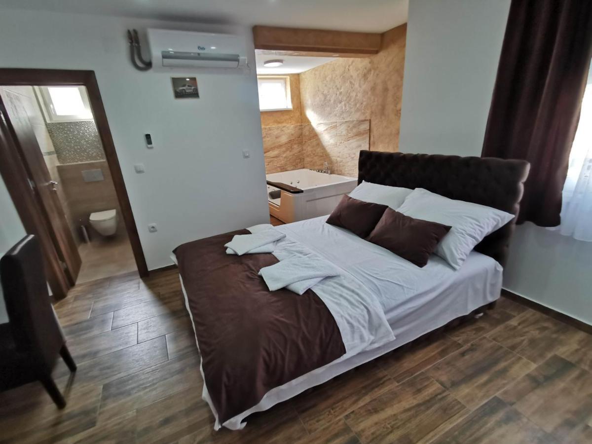 Pecinci Sobe I Apartmani Casa Mia מראה חיצוני תמונה