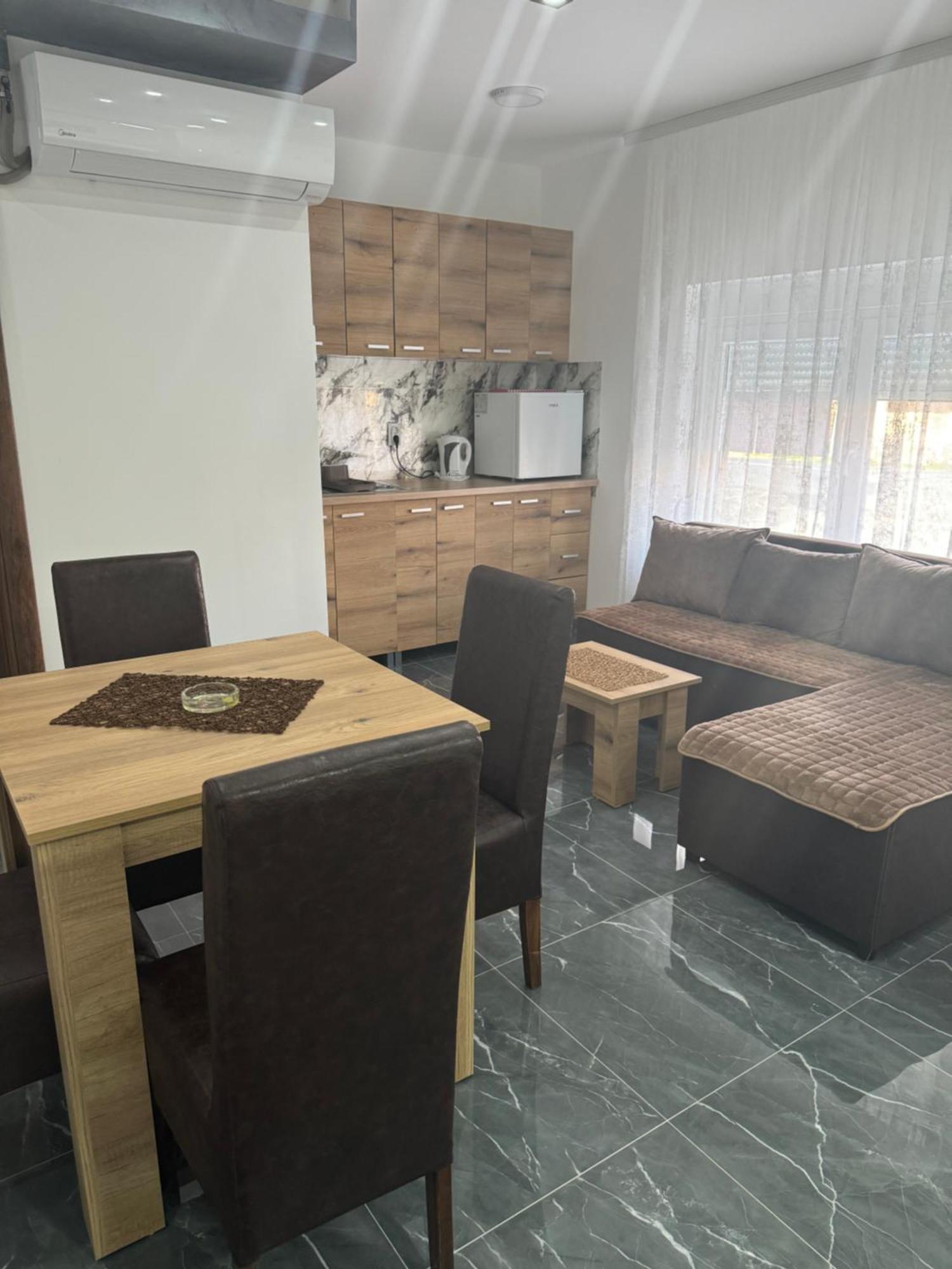 Pecinci Sobe I Apartmani Casa Mia מראה חיצוני תמונה
